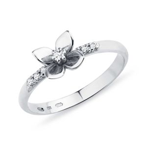 Diamantový prsten z bílého zlata ve tvaru květiny KLENOTA
