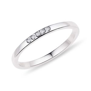 Snubní prsten z bílého zlata s pěti diamanty KLENOTA