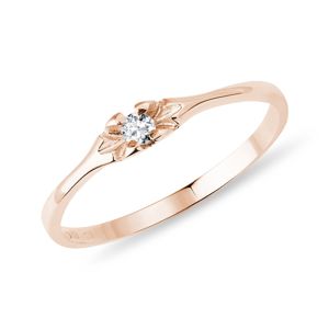 Prsten z růžového zlata s netradičně zasazeným diamantem KLENOTA