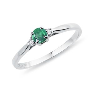 Zásnubní prsten se smaragdem a diamanty v bílém zlatě KLENOTA