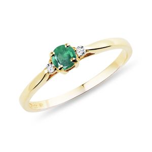 Zásnubní prsten s diamanty a smaragdem KLENOTA