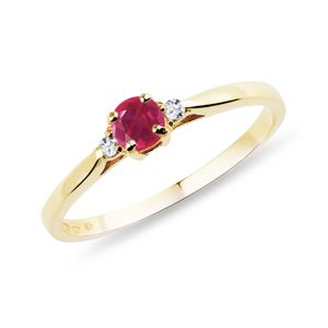 Zlatý zásnubní prsten s rubínem a diamanty KLENOTA