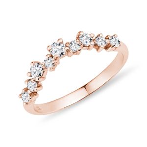 Moderní snubní prsten z růžového zlata s diamanty KLENOTA