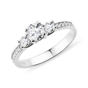Diamantový zásnubní prsten z bílého 14k zlata KLENOTA