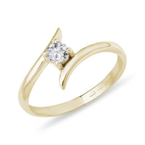 Spirálovitý prsten ze žlutého zlata s briliantem KLENOTA