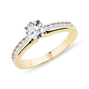 Zlatý zásnubní prsten s diamanty KLENOTA