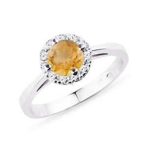 Prsten halo s diamanty a citrínem v bílém zlatě KLENOTA