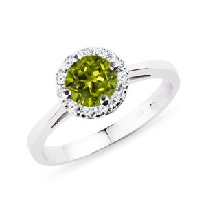 Prsten halo s olivínem a diamanty v bílém zlatě KLENOTA