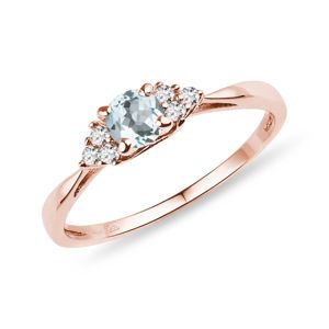 Prsten z růžového zlata s akvamarínem a diamanty KLENOTA