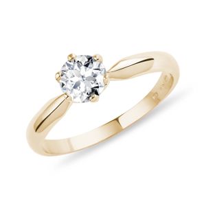 Klasický zásnubní prsten ze zlata s briliantem KLENOTA