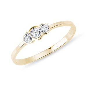 Zlatý prsten se třemi čirými diamanty KLENOTA