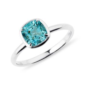 Prsten z bílého zlata s modrým topazem KLENOTA
