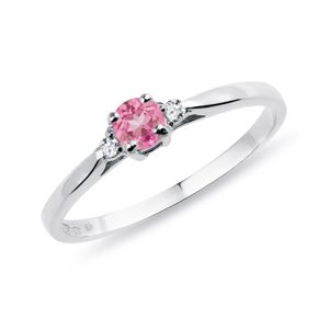 Prsten s růžovým safírem a diamanty v bílém zlatě KLENOTA