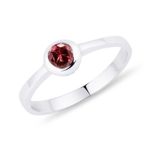 Prsten z bílého zlata s červeným diamantem KLENOTA