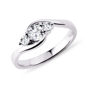 Prsten se třemi diamanty v bílém zlatě KLENOTA