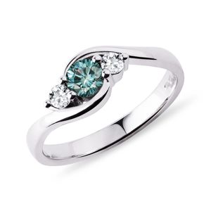 Prsten z bílého zlata s modrým a bílými diamanty KLENOTA