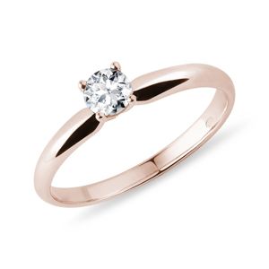 Jemný prsten z růžového zlata s briliantem KLENOTA