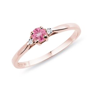 Prsten z růžového zlata s růžovým safírem a brilianty KLENOTA