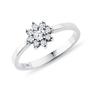 Diamantový prsten z bílého zlata ve tvaru kytičky KLENOTA