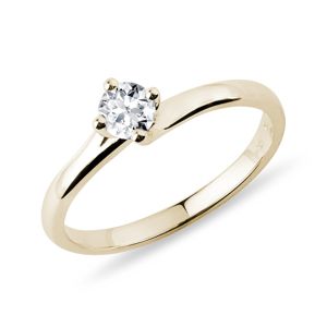 Asymetrický prsten s briliantem ve zlatě KLENOTA