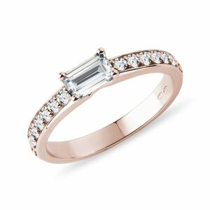 Prsten s diamanty a emerald moissanitem v růžovém zlatě KLENOTA