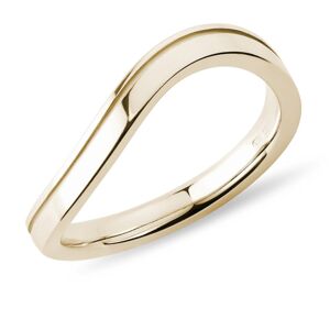 Pánský snubní prsten vlnka s drážkou ve zlatě KLENOTA