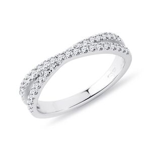Překřížený snubní prsten s diamanty v bílém zlatě KLENOTA